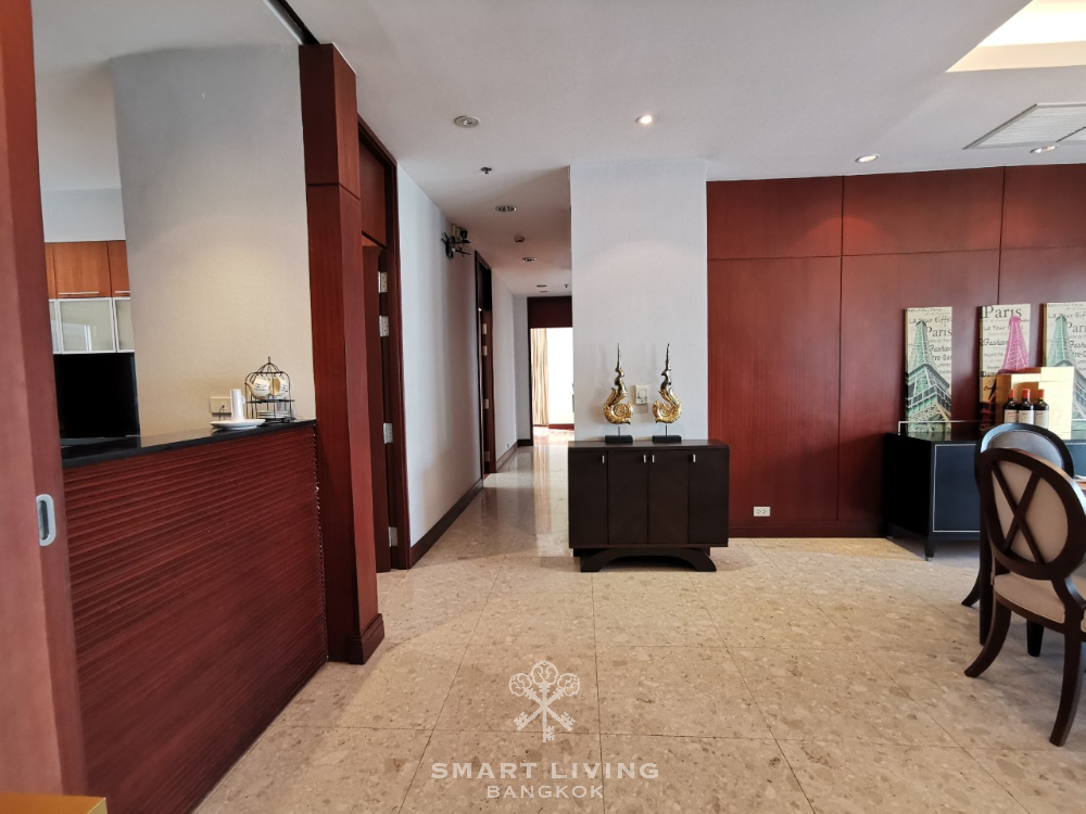 Huge 3 beds 230 sqm, walk to Lumpini Park only @120K