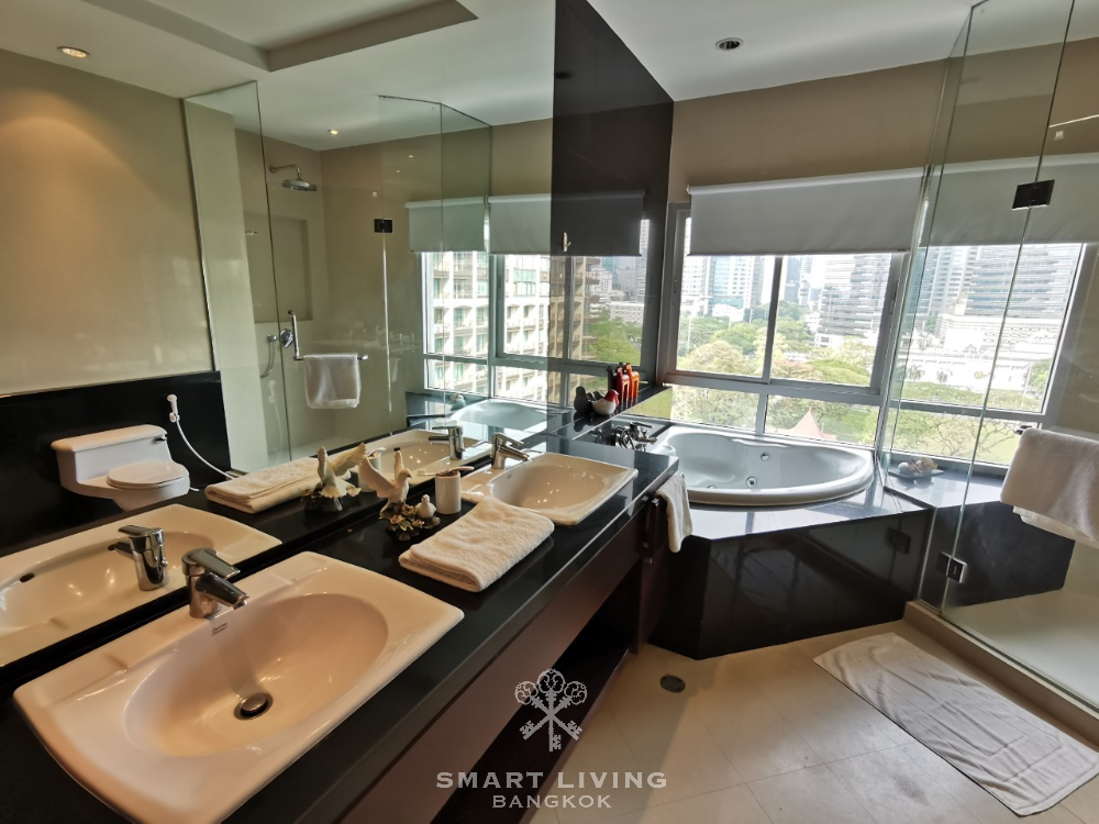 Huge 3 beds 230 sqm, walk to Lumpini Park only @120K