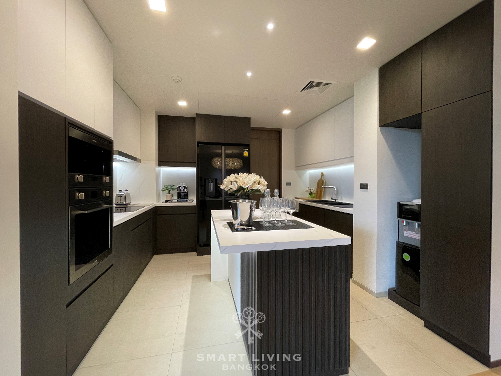 Luxury 3 bed, Pet friendly  near BTS Phrom Phong, only @185K!