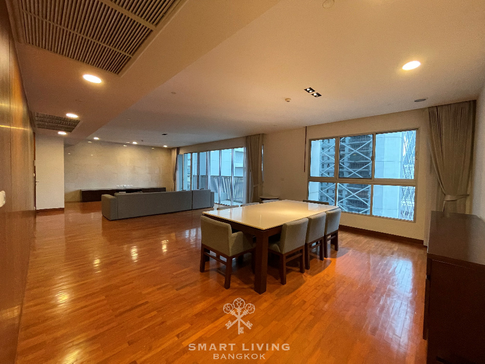 Huge space 3bed with fully equipped appliances, near BTS Asoke, only @105K!