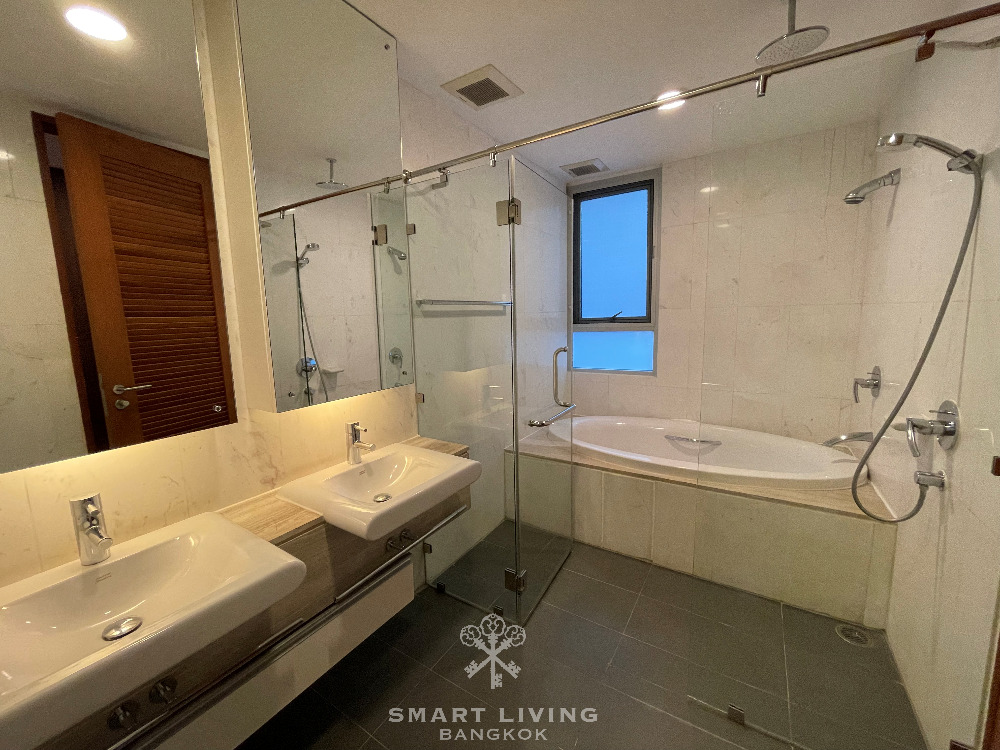 Huge space 3bed with fully equipped appliances, near BTS Asoke, only @105K!