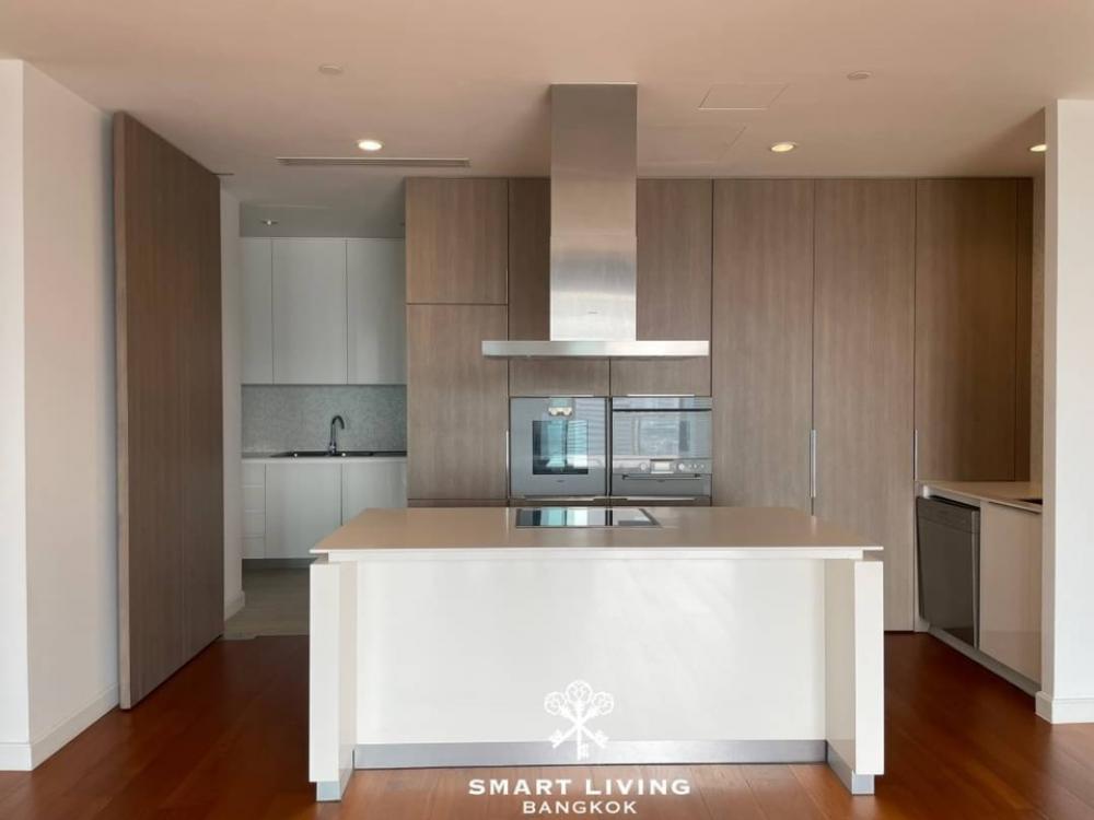 For rent: 185 RAJADAMRI, luxury condo in ratchadamri road, wide view of ROYAL BANGKOK SPORT CLUB, near Lumpini park ,long big balcony