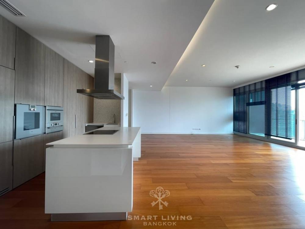 For rent: 185 RAJADAMRI, luxury condo in ratchadamri road, wide view of ROYAL BANGKOK SPORT CLUB, near Lumpini park ,long big balcony