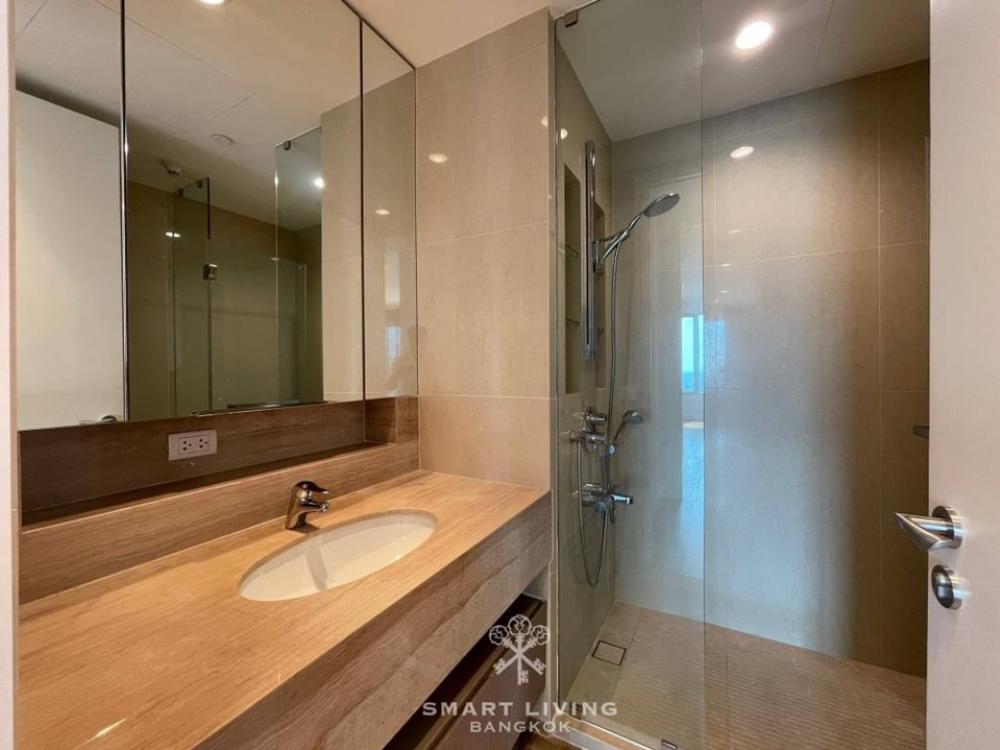 For rent: 185 RAJADAMRI, luxury condo in ratchadamri road, wide view of ROYAL BANGKOK SPORT CLUB, near Lumpini park ,long big balcony