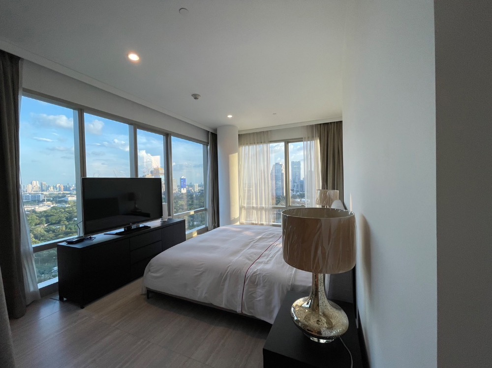 For rent 3 bedrooms at 185 Rajdamri luxury furniture, view to Lumpini Park near BTS Ratchadamri