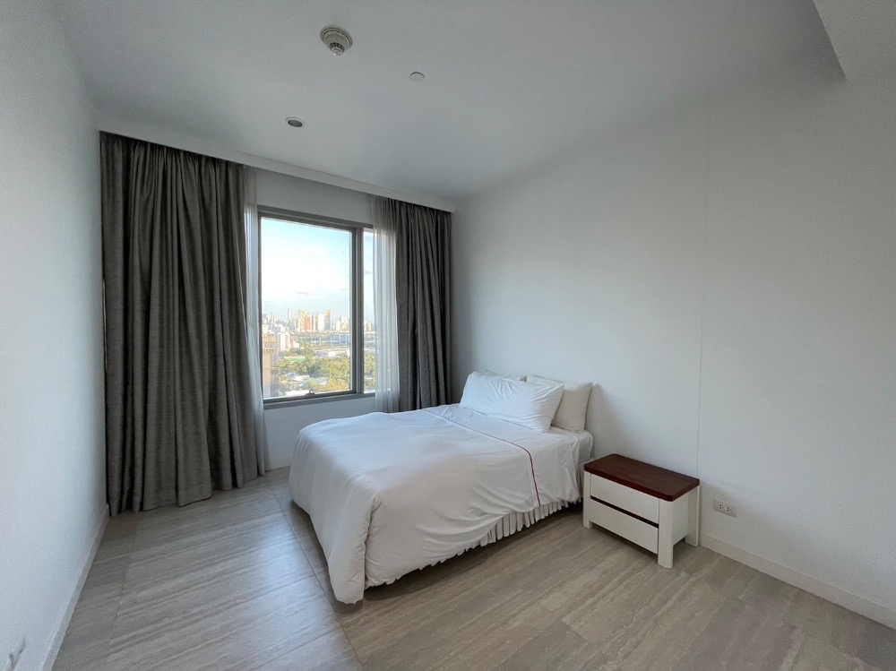 For rent 3 bedrooms at 185 Rajdamri luxury furniture, view to Lumpini Park near BTS Ratchadamri