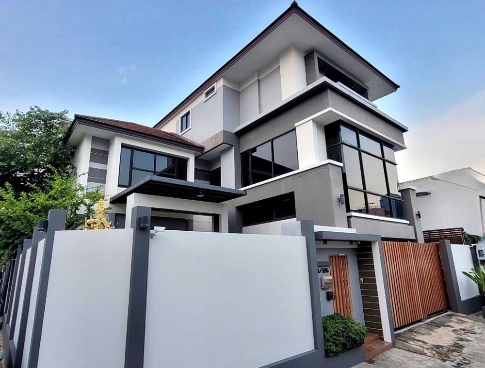 For rent home near Central rama 9 and MRT Rama 9 only 700 meters