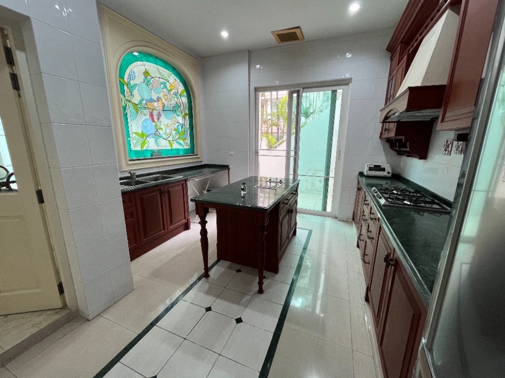 Townhome ริมแม่น้ำ ใกล้ เอเซียทีค และ Shrewsbury international school ให้เช่า 130k