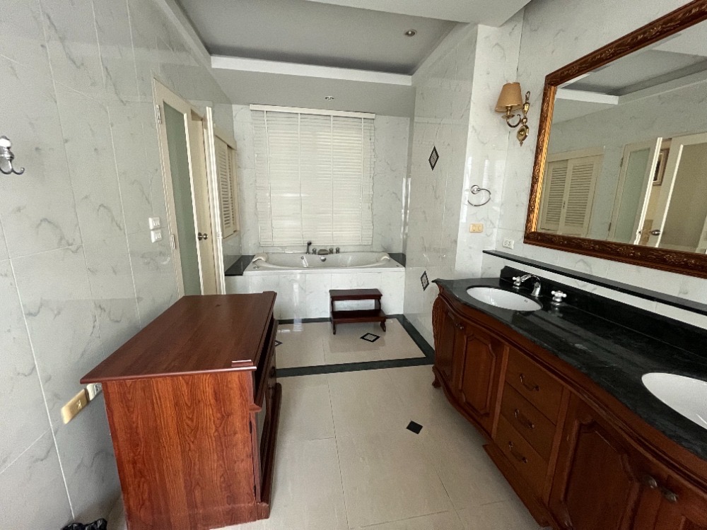Townhome ริมแม่น้ำ ใกล้ เอเซียทีค และ Shrewsbury international school ให้เช่า 130k