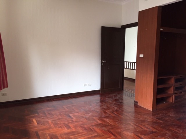 House with private pool 4 bedrooms in the compound partly furnished, walking to BTS Thonglor 10 mins @150,000
