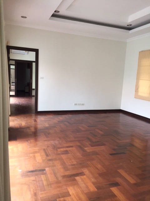 House with private pool 4 bedrooms in the compound partly furnished, walking to BTS Thonglor 10 mins @150,000