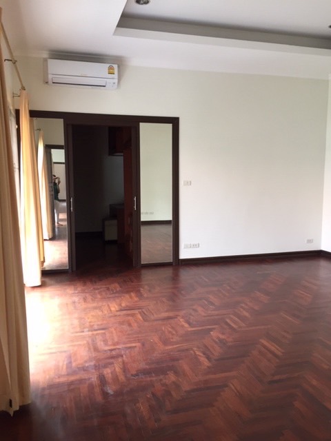 House with private pool 4 bedrooms in the compound partly furnished, walking to BTS Thonglor 10 mins @150,000