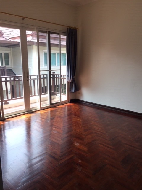 House with private pool 4 bedrooms in the compound partly furnished, walking to BTS Thonglor 10 mins @150,000