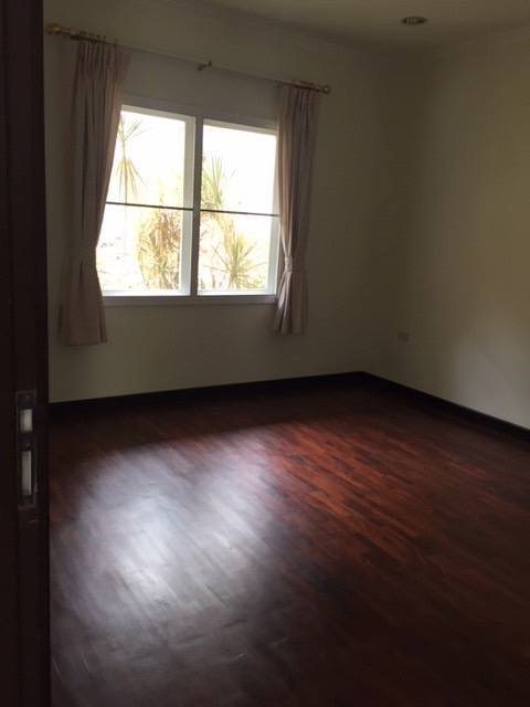 House with private pool 4 bedrooms in the compound partly furnished, walking to BTS Thonglor 10 mins @150,000