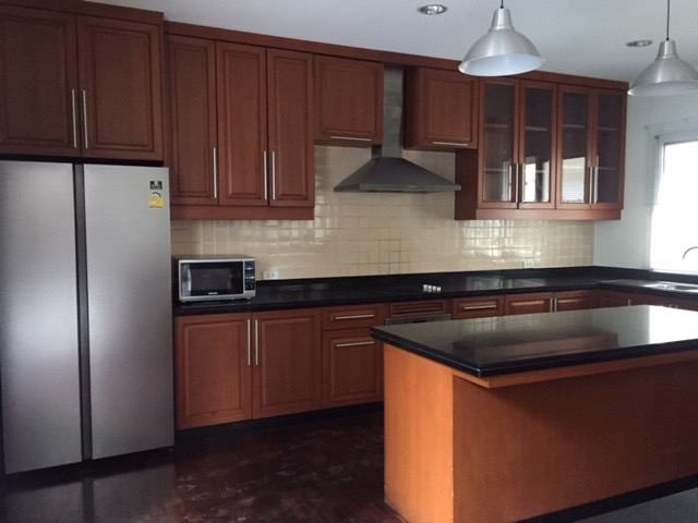 House with private pool 4 bedrooms in the compound partly furnished, walking to BTS Thonglor 10 mins @150,000