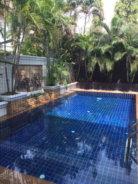 House with private pool 4 bedrooms in the compound partly furnished, walking to BTS Thonglor 10 mins @150,000