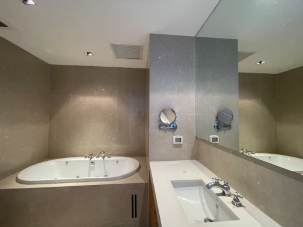 For rent 2 bedrooms at Athenee residence near BTS Ploenchit