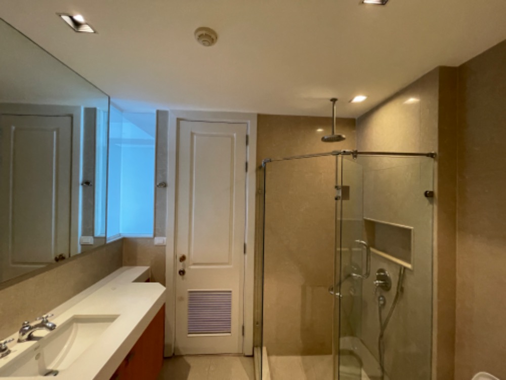 For rent 2 bedrooms at Athenee residence near BTS Ploenchit