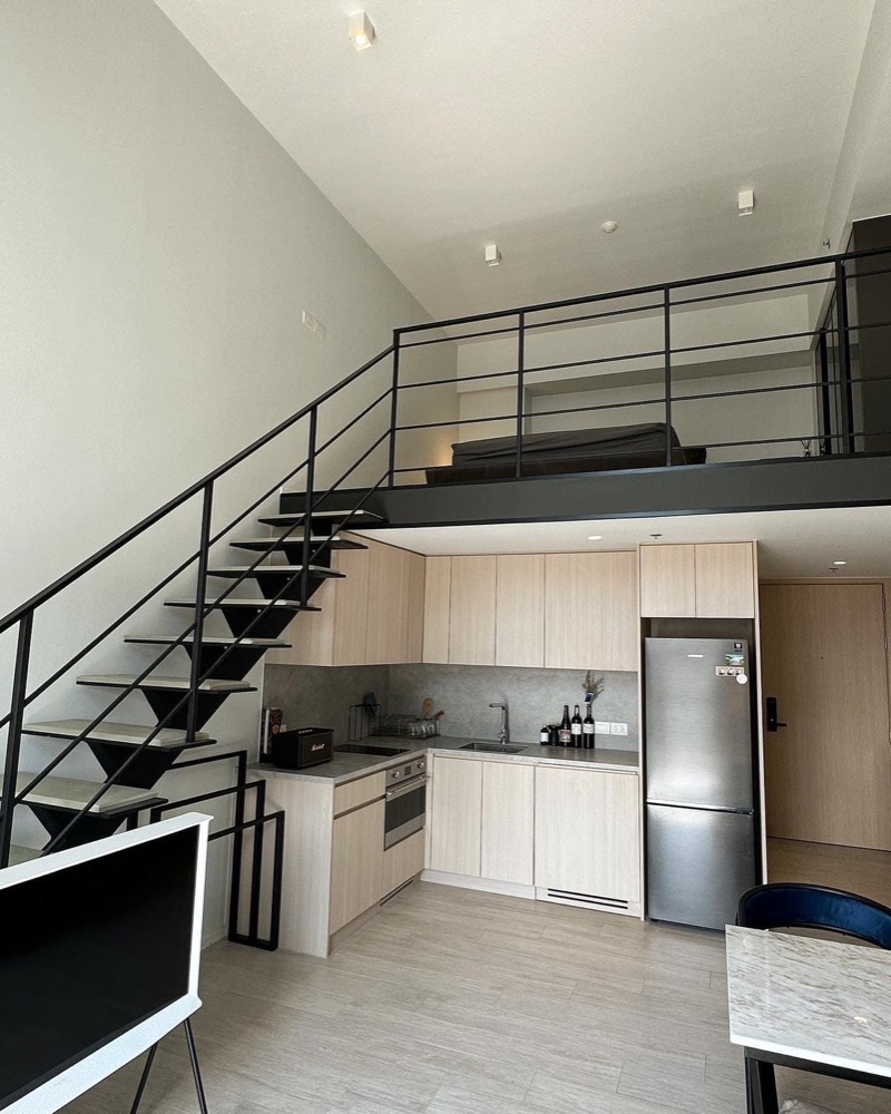 🔥 ขายพร้อมผู้เช่า ถึง ธันวาคม 2569
 Loft Silom , 1 ห้องนอน ใกล้ BTS Surasak