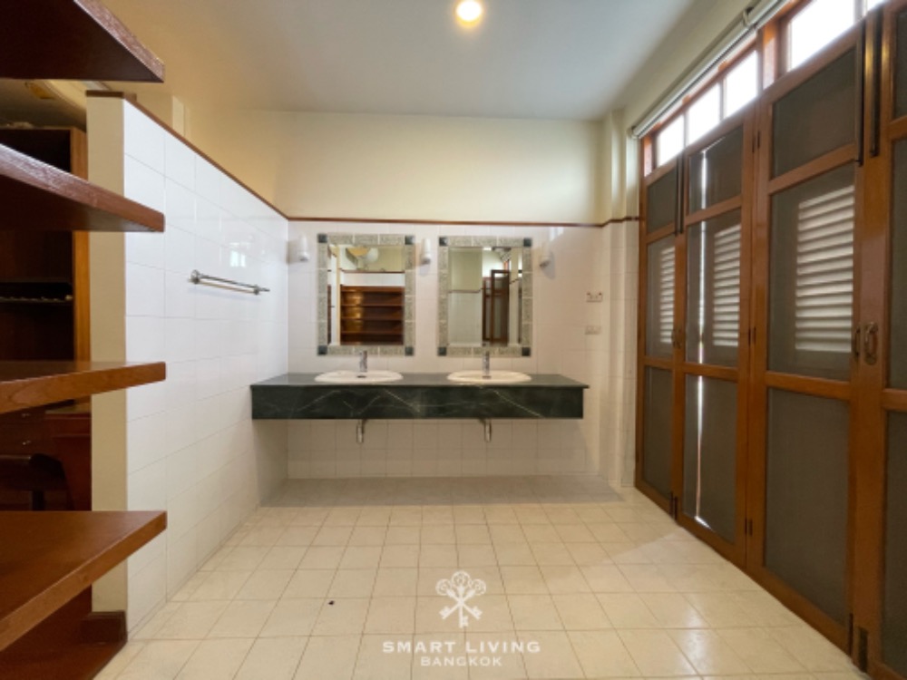✨ 👍For rent Townhouse 3 bedrooms with shared pool , near BTS Thonglor