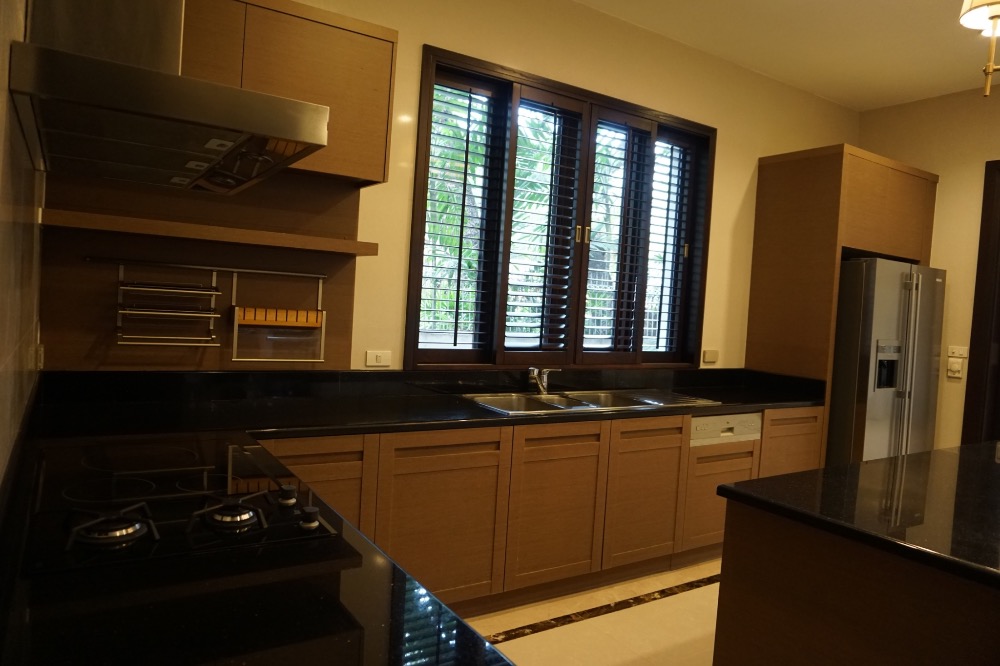 House for rent ,4 bedrooms, Huge space ,Near BTS Asoke