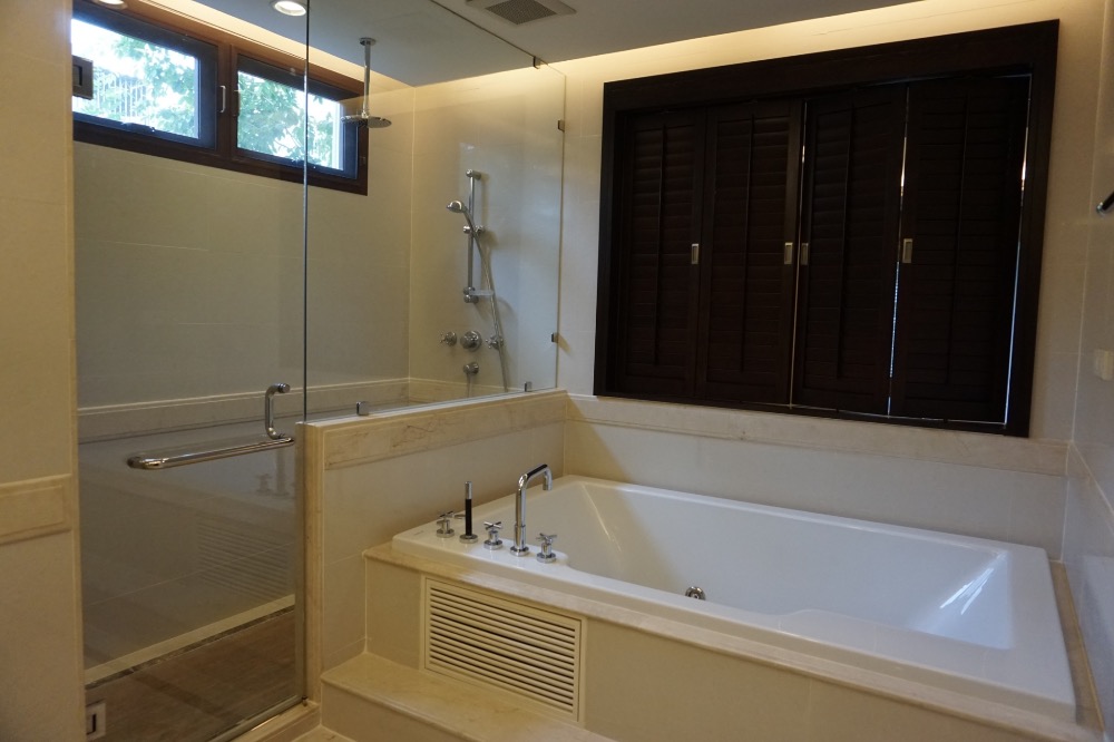House for rent ,4 bedrooms, Huge space ,Near BTS Asoke