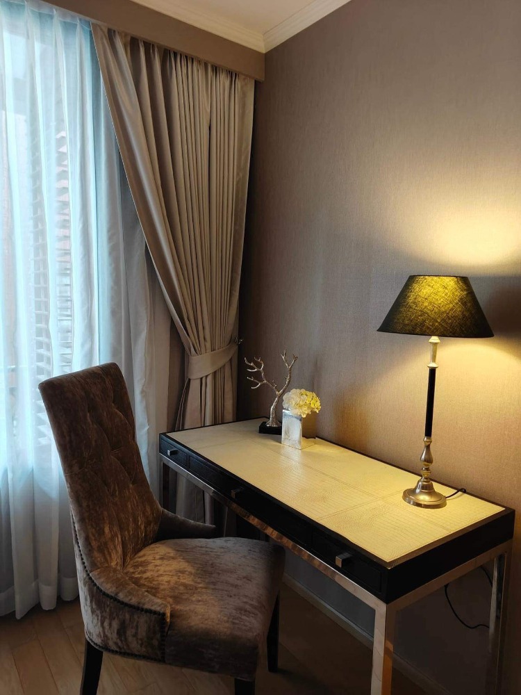 For sale with tenant til November 2026
2 bedrooms near All seasons place, Central Chidlom