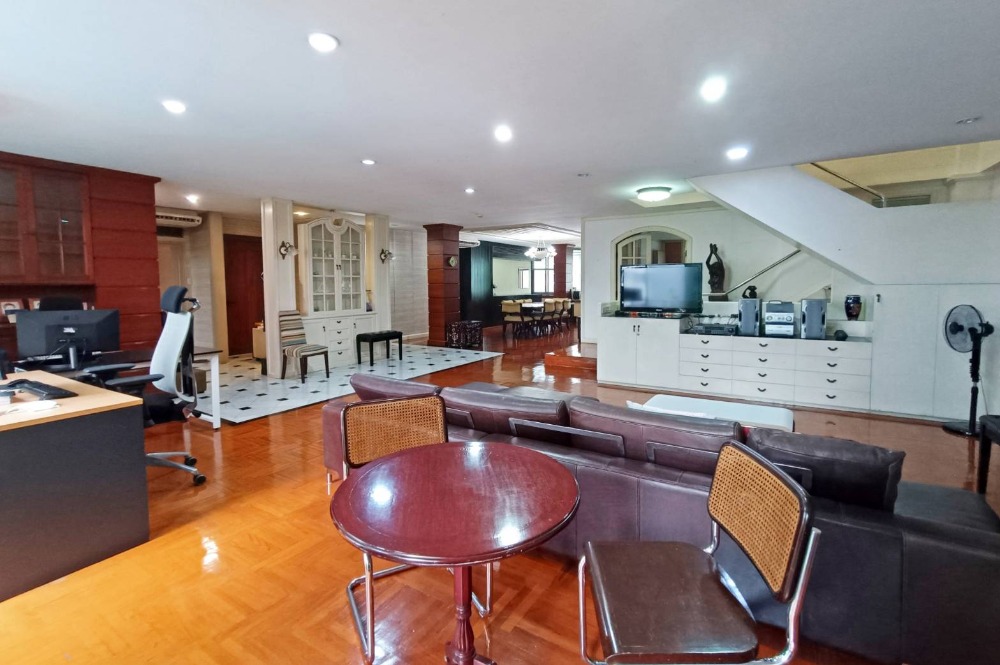 📢👇For sale rare item on Soi Sukhumvit 24 Penthouse duplex 4 beds with huge space of 400 sqm, petfriendly Emporium, Benjasiri park walk to BTS Phromphong.