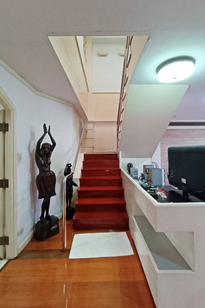 📢👇For sale rare item on Soi Sukhumvit 24 Penthouse duplex 4 beds with huge space of 400 sqm, petfriendly Emporium, Benjasiri park walk to BTS Phromphong.