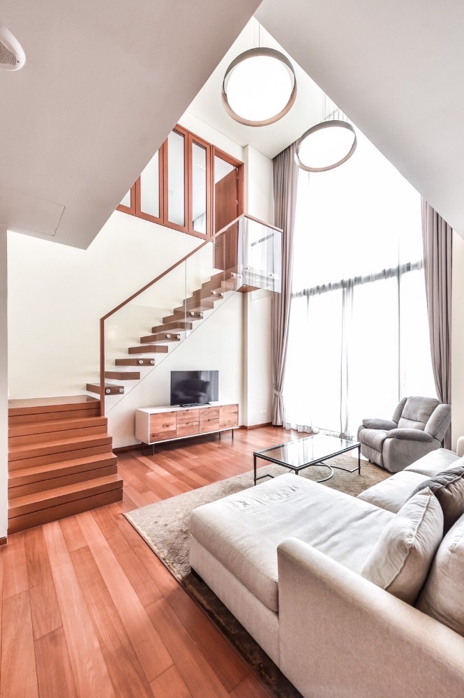 📢👇Duplex สุดหรู 1 ห้องนอน พื้นที่ขนาดใหญ่ 139 ตร.ม. ที่ สุโขทัย เรสซิเด้นซ์ พร้อมเฟอร์นิเจอร์ครบครัน พื้นที่นั่งเล่นและพื้นที่รับประทานอาหารกว้างขวาง เช่าเพียง 110,000 บาทต่อเดือน
