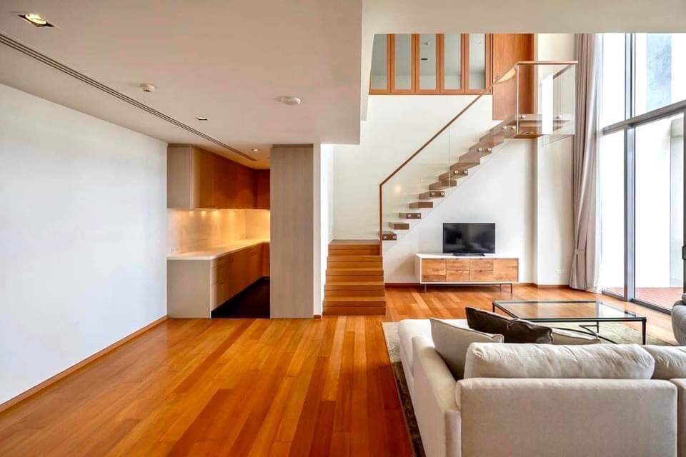 📢👇Duplex สุดหรู 1 ห้องนอน พื้นที่ขนาดใหญ่ 139 ตร.ม. ที่ สุโขทัย เรสซิเด้นซ์ พร้อมเฟอร์นิเจอร์ครบครัน พื้นที่นั่งเล่นและพื้นที่รับประทานอาหารกว้างขวาง เช่าเพียง 110,000 บาทต่อเดือน