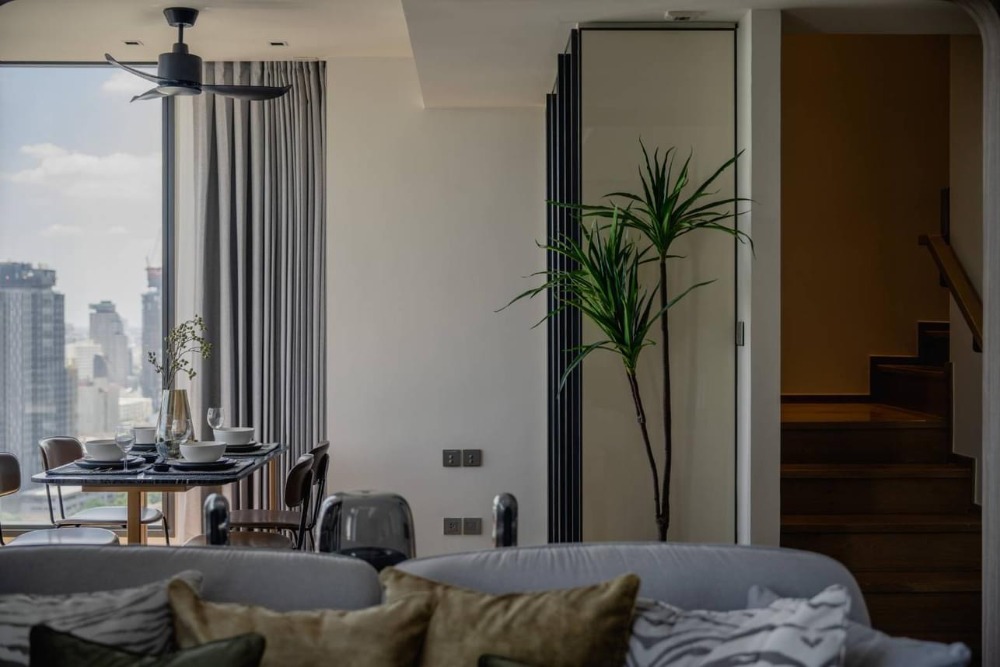🔥หาไม่ได้อีกแล้ว เพียงไม่กี่ยูนิต Junior Duplex penthouse 1 นอน (สามารถแปลงเป็น 2 ห้องนอนตามแบบที่ออกแบบ), บริการระดับ 5 ดาว, ใกล้รถไฟฟ้า BTS, เพียงประมาณ 10 นาทีเดินถึงย่าน Em District