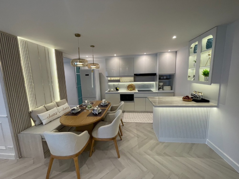 🌤️ขายห้องปรับปรุงใหม่ พร้อมเฟอร์นิเจอร์ครบครัน ตกแต่งสไตล์โมเดิร์น สวยงาม 2 ห้องนอน วิวสระน้ำ ย่านสาทร ตรงข้ามโรงเรียนนานาชาติแอสเตอร์