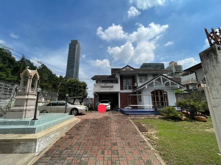 📢👇ขายที่ดินพร้อมบ้านใจกลางทองหล่อ สามารถรีโนเวทบ้านหลังเดิม หรือสร้างใหม่ได้