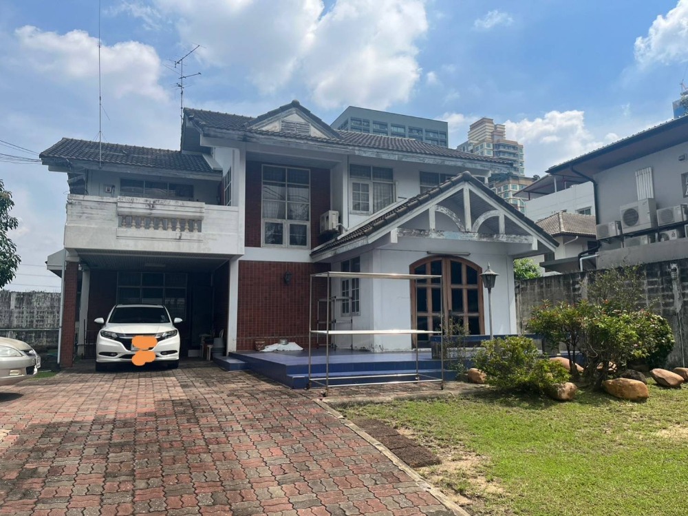📢👇ขายที่ดินพร้อมบ้านใจกลางทองหล่อ สามารถรีโนเวทบ้านหลังเดิม หรือสร้างใหม่ได้