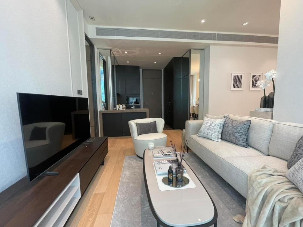 Courtyard Suite Rare Item!!Close to Central Chidlom , Central Embassy, Central world, Sindhorn village, nice decoration furniture by Chanintre, real marble in the toilet