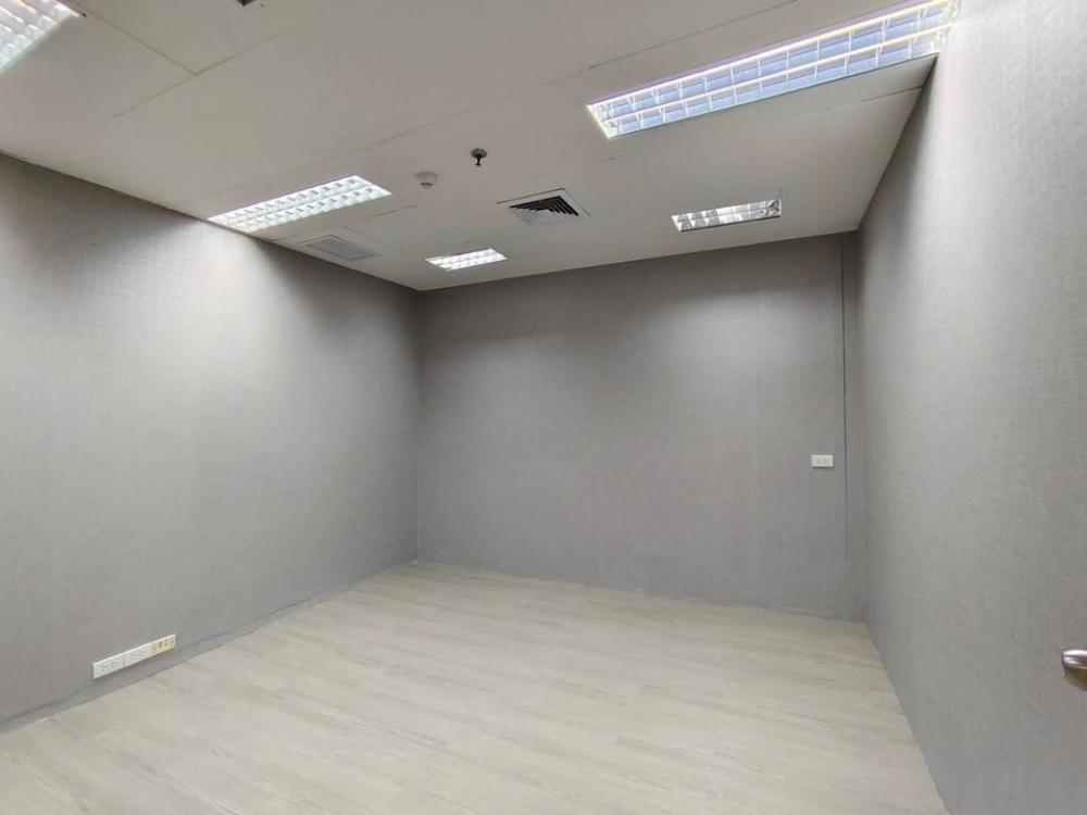 📢👇Sell with tenant rental 100k contract til 1 Jan 28
Office space for rent / sale located in Lumphini Tower with 12 elevators, separated into high and low zones, convenient for visitors.