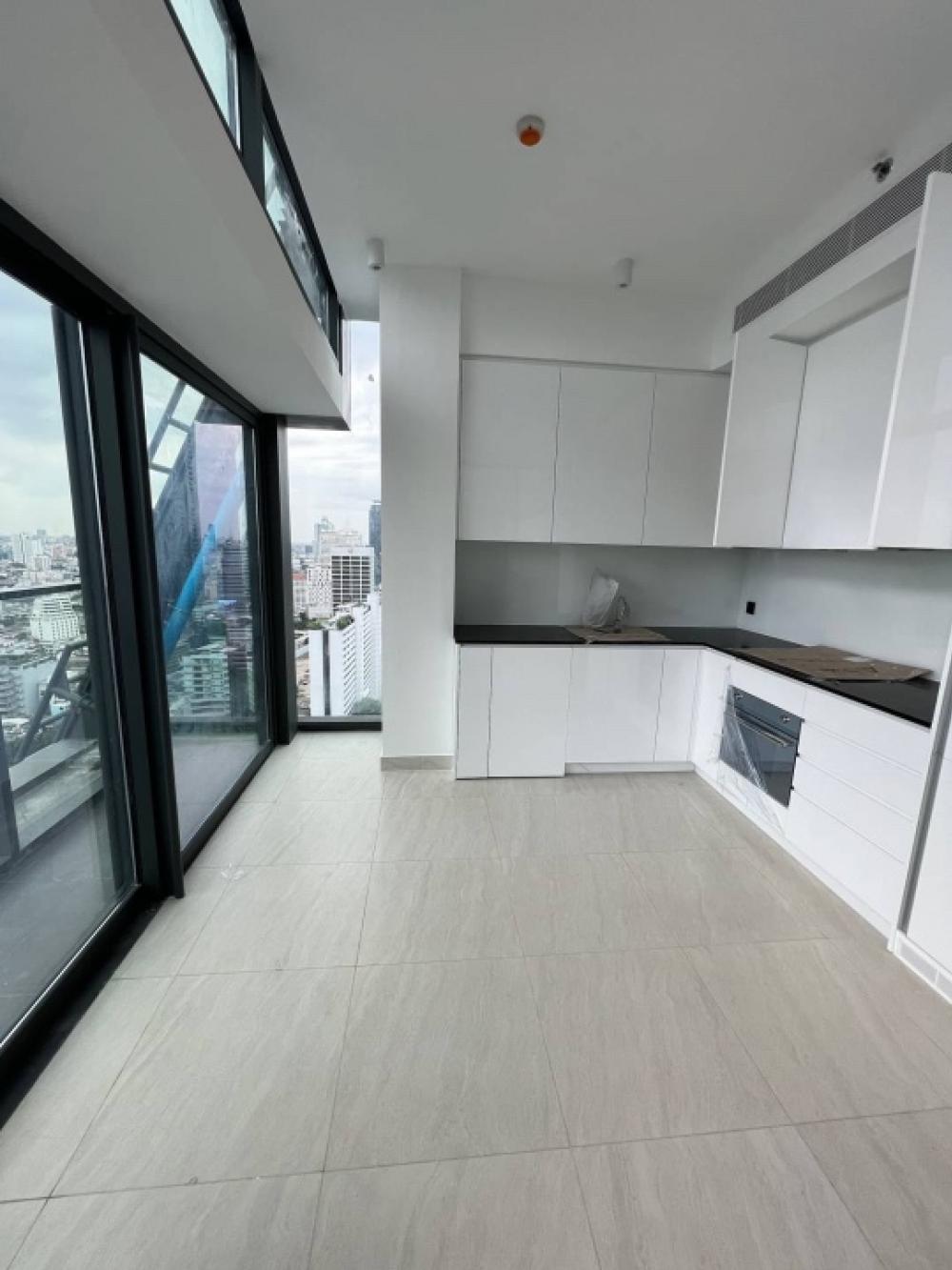 📢👇Selling  special unit at luxury petfriendly condo, corner unit, same floor as sky garden , 3 sides of unblocked view.
