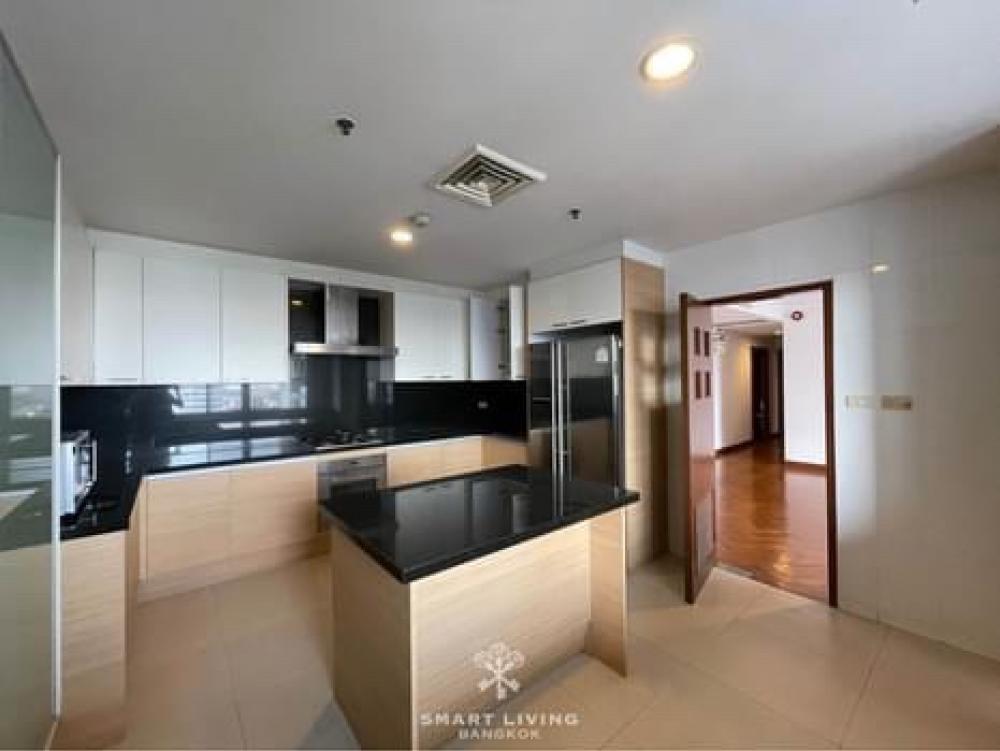 📢👇Renting this huge size unit , partly furnished , big balcony, unblocked view near Sathorn area, quiet and peaceful place to live in good compound