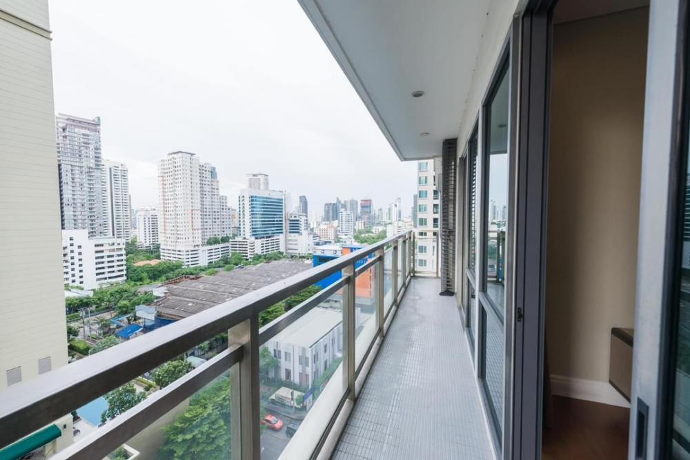 Good price nice place, near Em district (Emporium, EmQuartier, Emsphere), long balcony, unblocked view, nice decoration, fully furnished, ready to move in