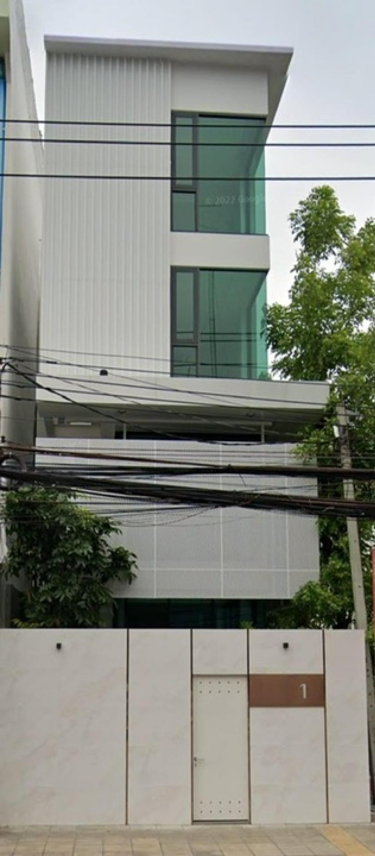 📢👇Brand new home office on the main street , 4 storey with lift, 2 parking space and along in the Soi, easily traveling in many routes, *3 years rent at least*