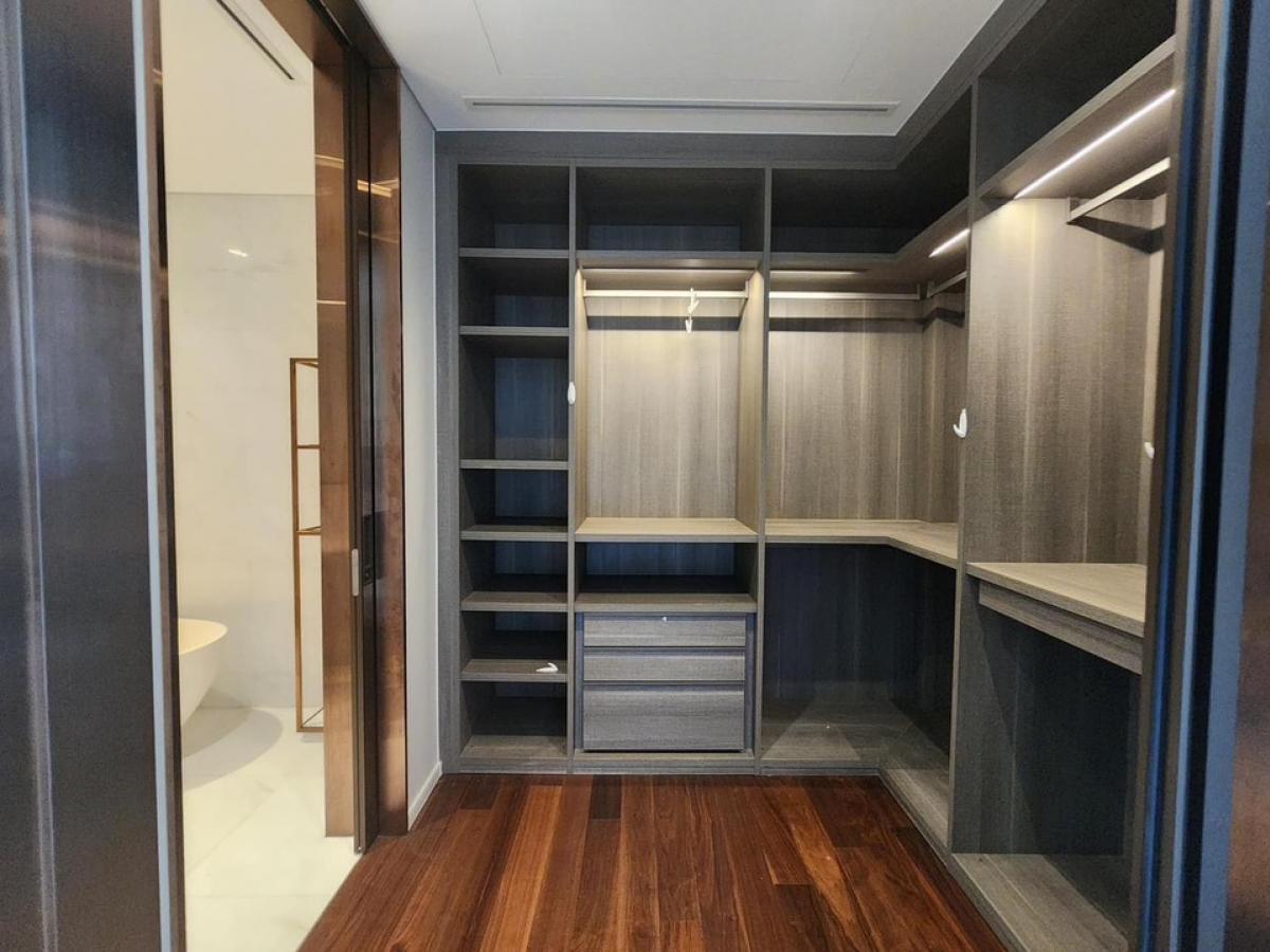 📢👇 Rare item big size unit for 2 beds at The Residences at Sindhorn Kempinski , The most luxury brand new project and  unit in prime area in Sindhorn village next to Velaa community mall in Langsuan, peaceful and quiet, conceige service as 5 stars hotel,