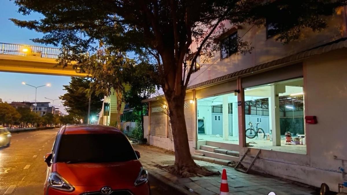 📢👇Sell with or possible without tenant 
 The three-story building is located along the main road in Yan Nawa, Sathu Pradit for sell with tenant til April 26