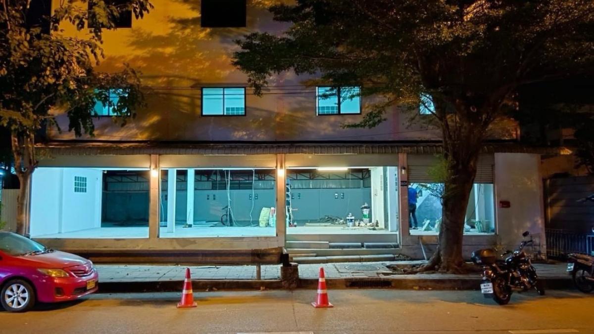📢👇Sell with or possible without tenant 
 The three-story building is located along the main road in Yan Nawa, Sathu Pradit for sell with tenant til April 26