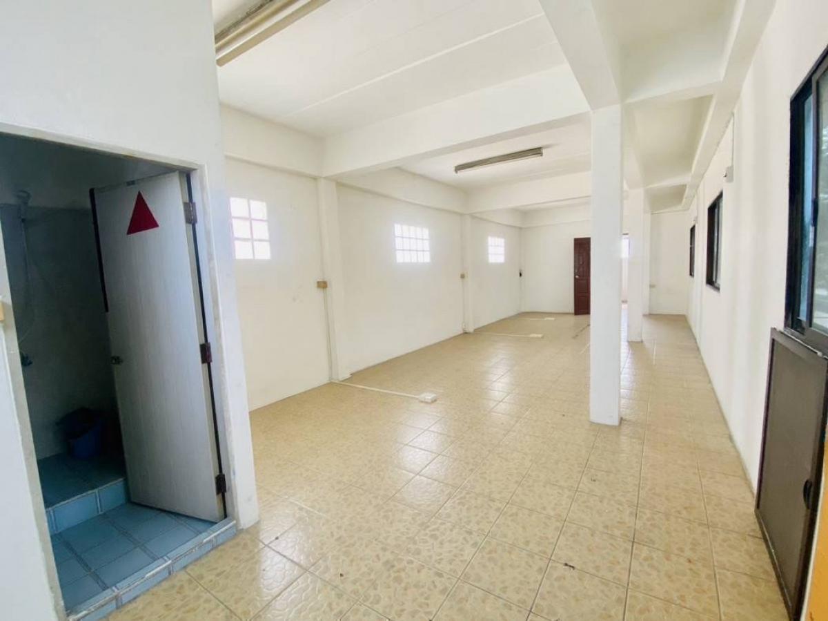 📢👇Sell with or possible without tenant 
 The three-story building is located along the main road in Yan Nawa, Sathu Pradit for sell with tenant til April 26