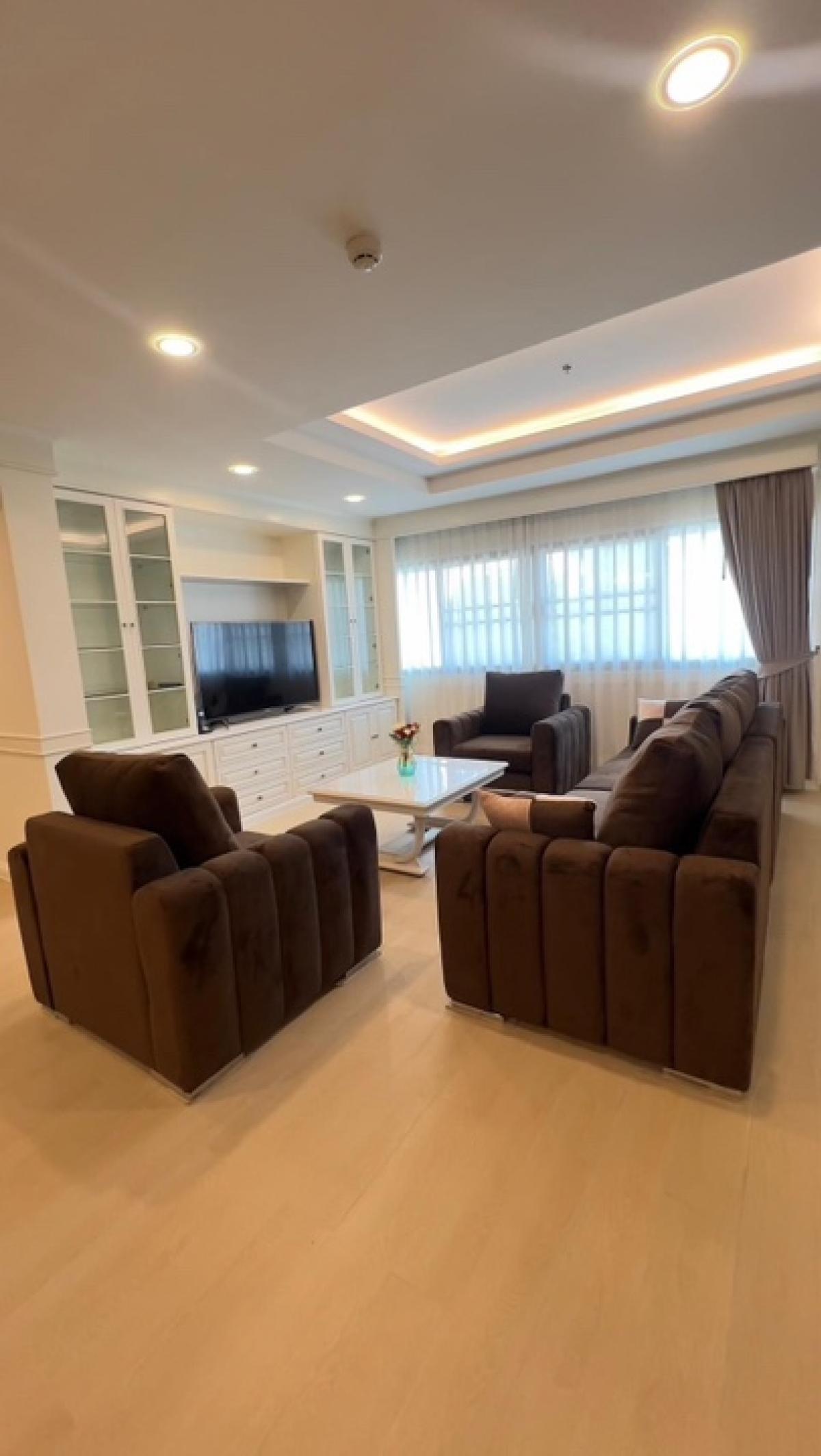 📢👇Living in Em district, located at Sukhumvit 35, big size nice decoration.