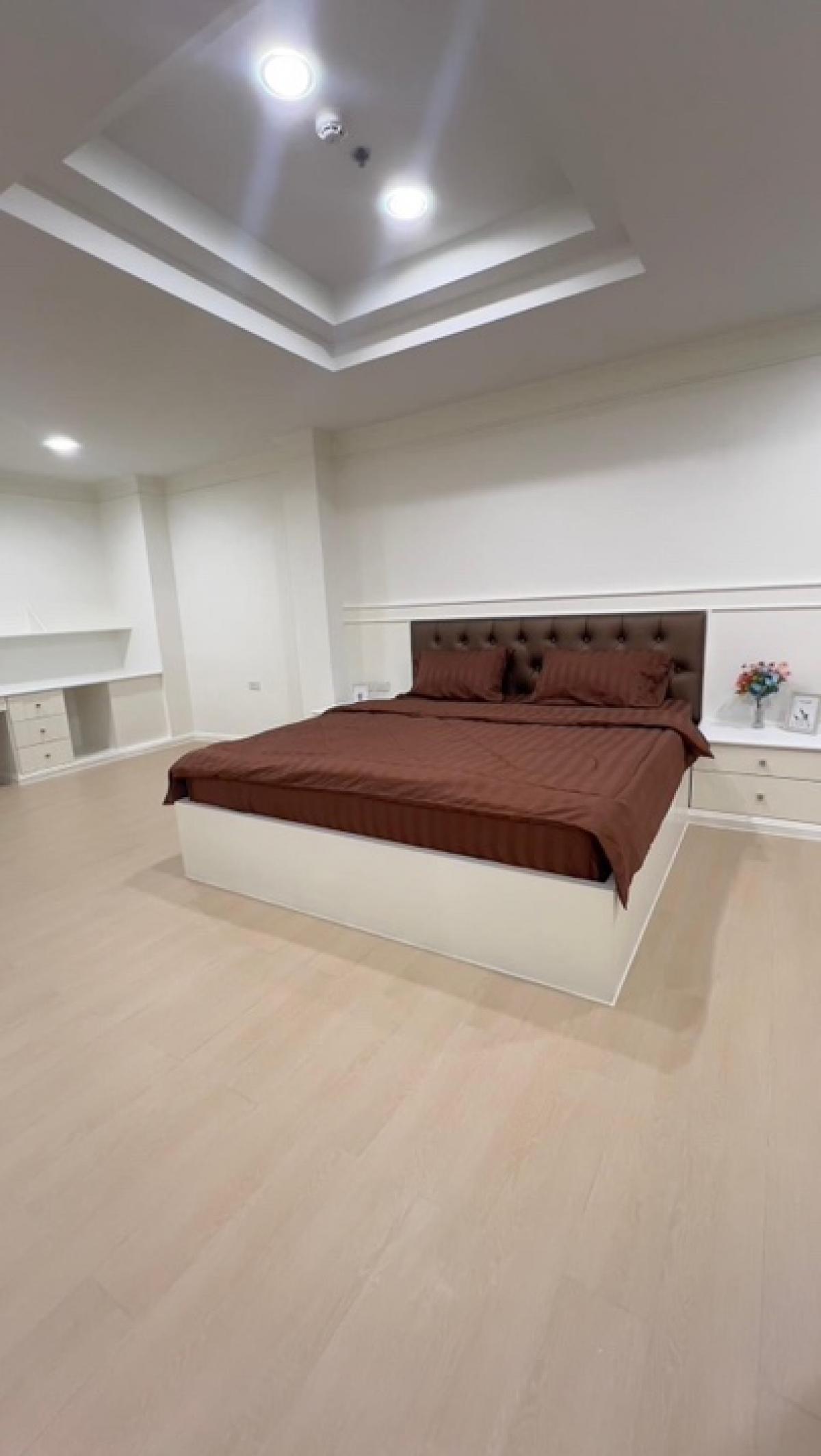 📢👇Living in Em district, located at Sukhumvit 35, big size nice decoration.