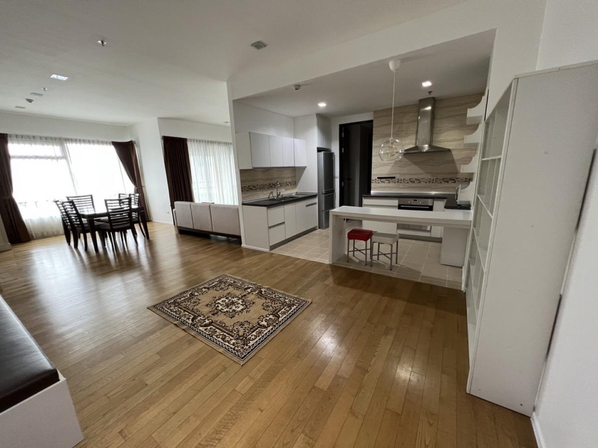 ✨ 👍Sell with tenant til July 2026
The Madison, 3 bedrooms near BTS Phromphong, Emporium, EmQuartier , fully furnished, ready to move in