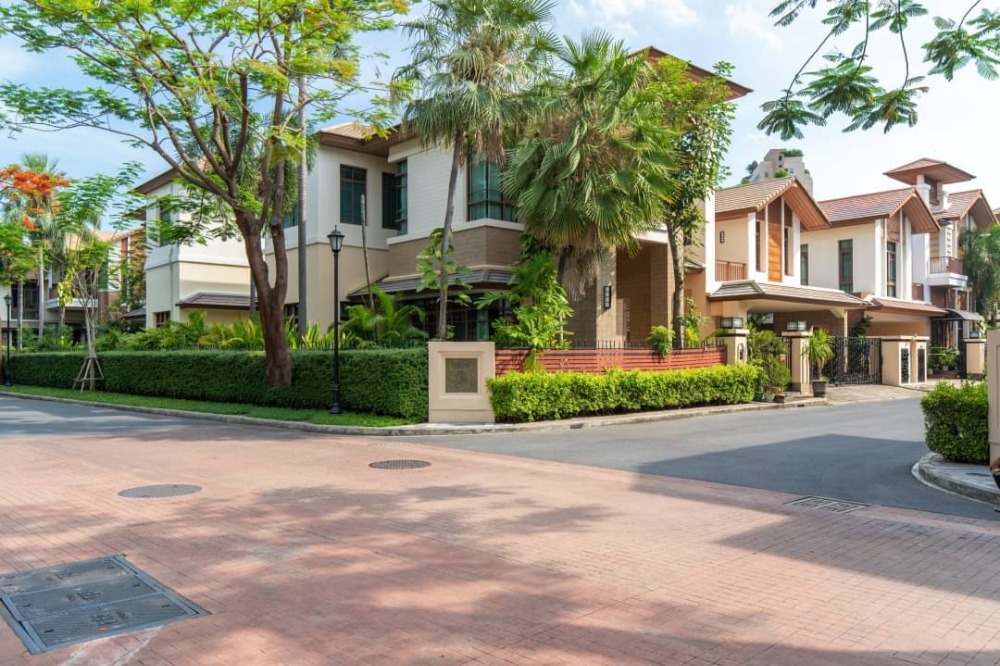 Luxury corner unit house with private pool and Jacuzzi for rent / sale in nice quiet and shady village with good security in the heart of BKK near St.Andrews International School Bangkok, Bangkok Adventist International