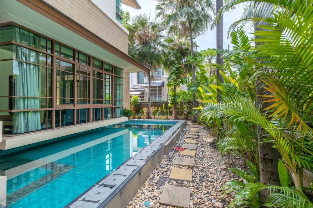 Luxury corner unit house with private pool and Jacuzzi for rent / sale in nice quiet and shady village with good security in the heart of BKK near St.Andrews International School Bangkok, Bangkok Adventist International